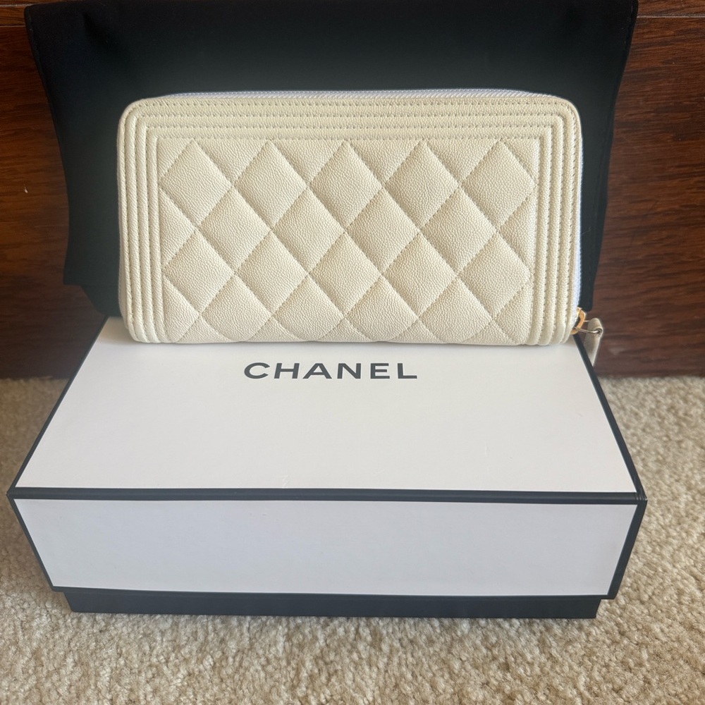 Chanel Boy Zip Long Wallet in Ivory with Gold Hardware - Picture 2 of 10